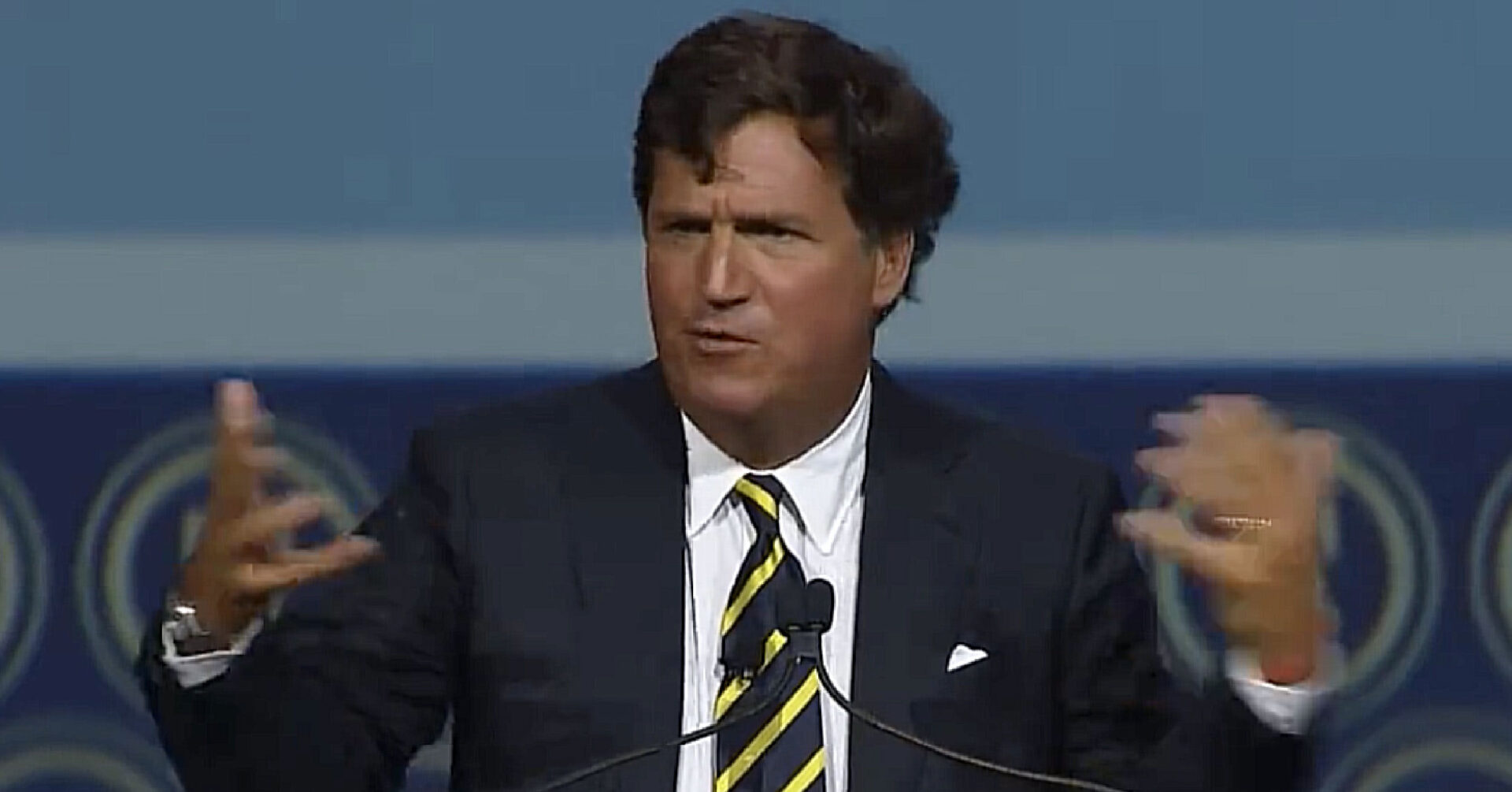 ведущий fox news карлсон. журналист карлсон такер. ведущий такер карлсон. анонс такера карлсона. американский ведущий такер карлсон.